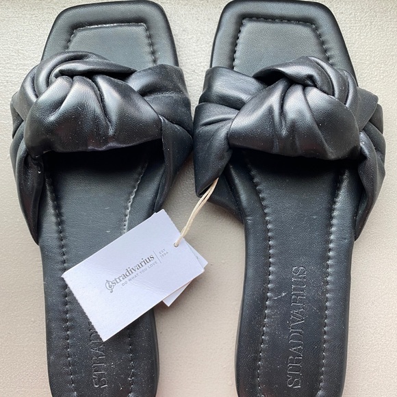 Asos Stradivarius padded knot flat sandal in black. - Picture 4 of 5